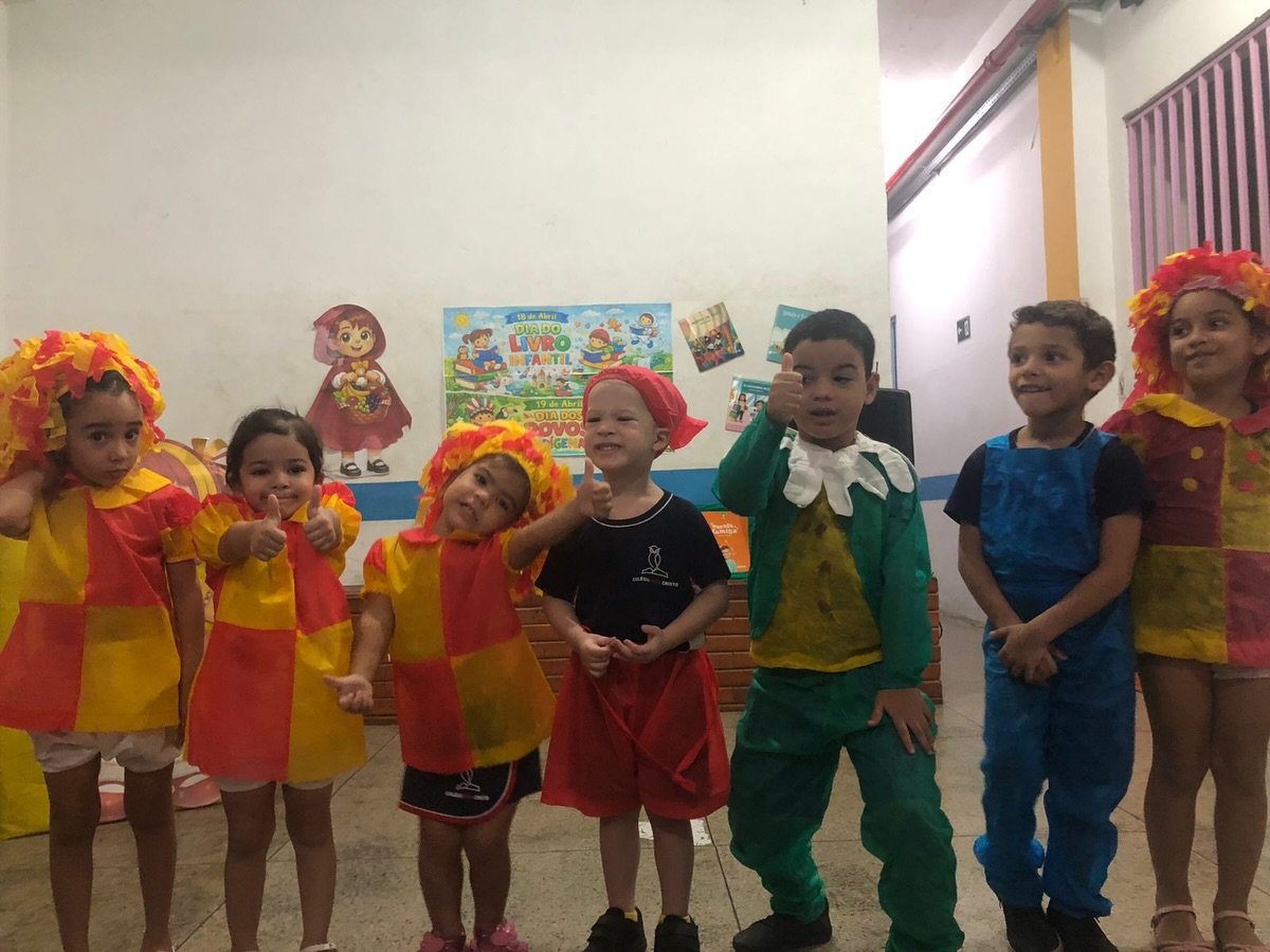 Crianças participam de apresentação temática